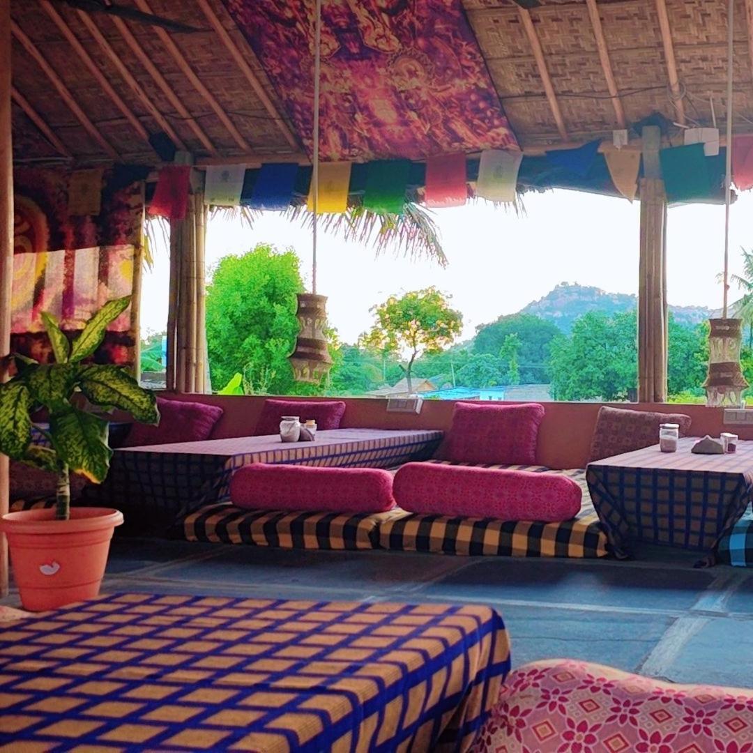 Om Shanti Om Home Stay & Cafe Hampi Dış mekan fotoğraf